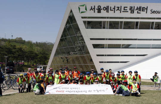 환경재단 어린이환경센터가 4일부터 20일까지 '2015 어린이 그린리더십' 2차 과정에 참여할 초등학생 40명을 모집한다고 밝혔다.    환경재단 어린이환경센터 제공